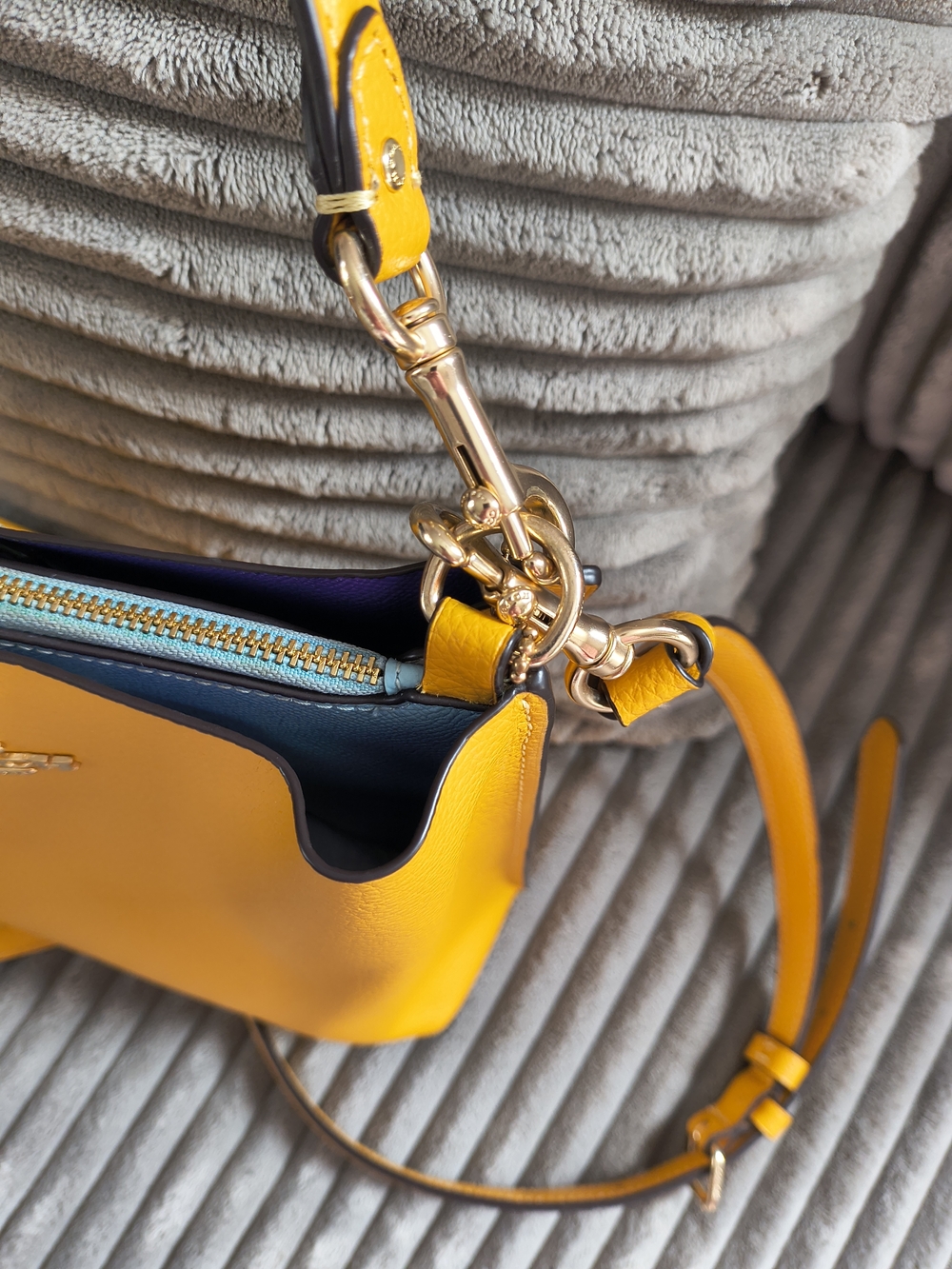 Coach Mollie 22 Leather Bucket Bag with Matching Key Ring Card Case - Retro 💛 - Picture 7 of 16
